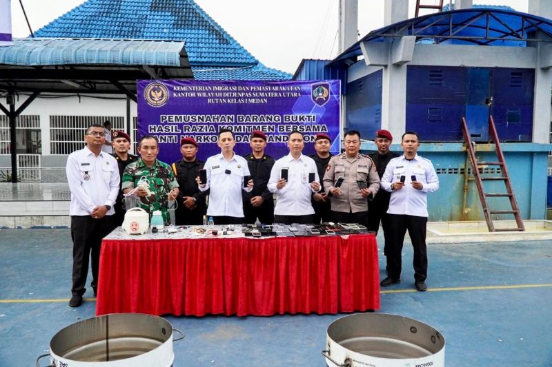 Rutan Kelas I Medan melakukan pemusnahan barang bukti hasil razia yang dikumpulkan selama enam bulan terakhir dari dalam blok hunian. Foto: Humas Rutan Kelas I Medan