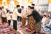 Wakil Presiden Gibran Rakabuming Raka melaksanakan salat Iduladha di Masjid Raya Sheikh Zayed, Solo, Jawa Tengah, Jumat (6/5/2025). Antara/HO-Sekretariat Wakil Presiden