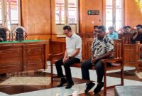 Alexander Halim alias Akuang alias Lim Sia Cheng dan eks Kades Imran, saat menjalani sidang tuntutan di Pengadilan Tipikor Medan, Kamis (19/6).