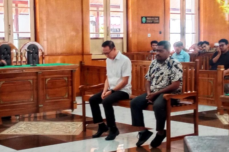 Alexander Halim alias Akuang alias Lim Sia Cheng dan eks Kades Imran, saat menjalani sidang tuntutan di Pengadilan Tipikor Medan, Kamis (19/6).