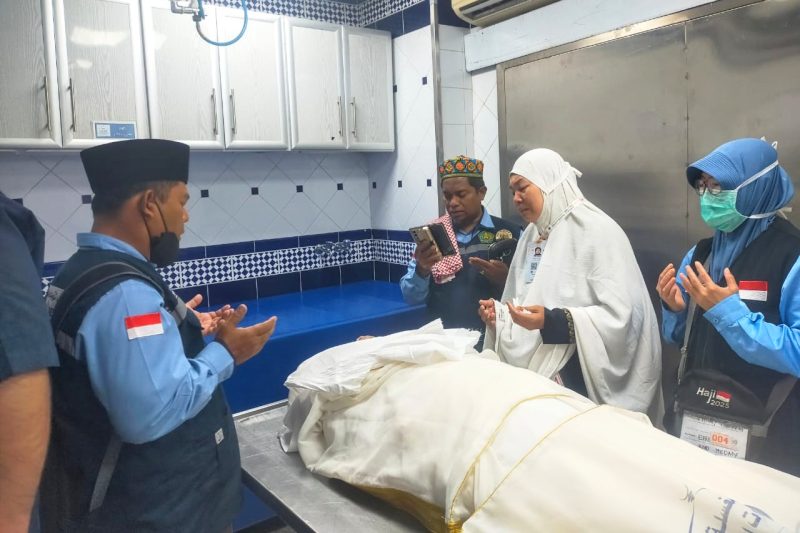 Istri almarhum mendampingi jenazah suaminya yang wafat, didampingi petugas haji kloter 9, Jumat (20/6).