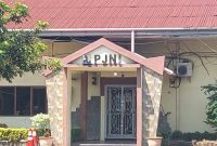 Pintu kantor Satker PJN II Sumut ditempel stiker segel yang bertuliskan 'Dalam Pengawasan KPK', Sabtu (28/6).