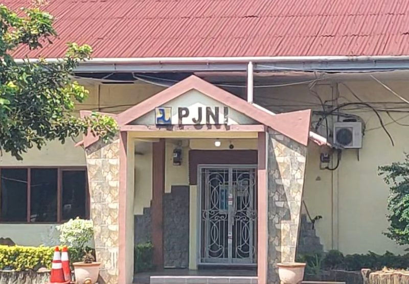 Pintu kantor Satker PJN II Sumut ditempel stiker segel yang bertuliskan 'Dalam Pengawasan KPK', Sabtu (28/6).