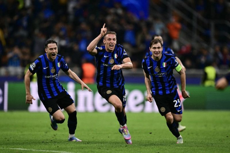 Davide Frattesi merayakan mencetak gol keempat Inter Milan dalam pertandingan leg kedua semifinal Liga Champions antara Inter Milan vs Barcelona di Stadion Giuseppe Meazza di Milan pada 6 Mei 2025. Foto: AFP/Marco Bertorello