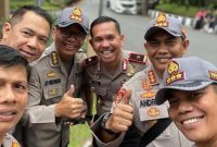 Irjen Mahmud Nazly Harahap bersama teman-temannya. Foto: Instagram @wirapratama_97