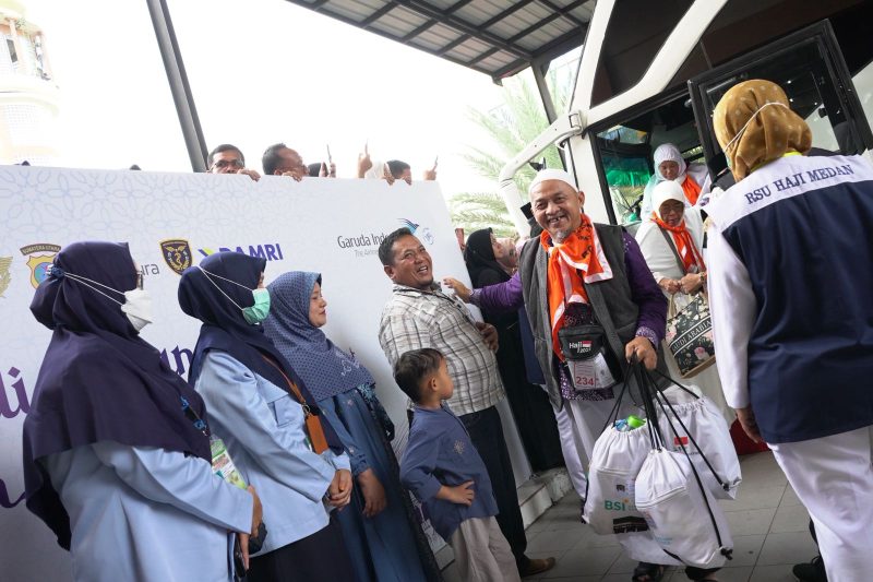 Rombongan jamaah haji Kloter 6 asal Langkat, saat tiba di Asrama Haji Medan, Rabu (18/6).