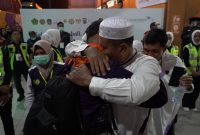 Jemaah haji Kloter 7 berpelukan usai tiba di Asrama Haji Medan, Jumat (20/6).