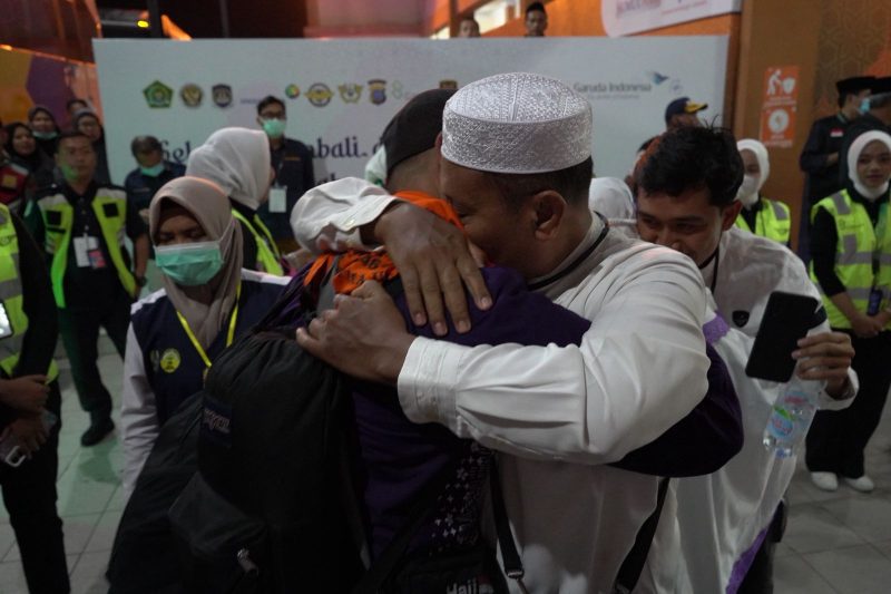 Jemaah haji Kloter 7 berpelukan usai tiba di Asrama Haji Medan, Jumat (20/6).