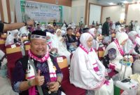 Pimpinan KBIHU Al Adliyah, Ikhwansyah Nasution dan rombongan saat tiba di Asrama Haji Medan, Minggu (22/6).