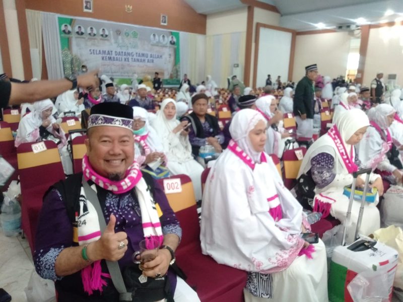 Pimpinan KBIHU Al Adliyah, Ikhwansyah Nasution dan rombongan saat tiba di Asrama Haji Medan, Minggu (22/6).