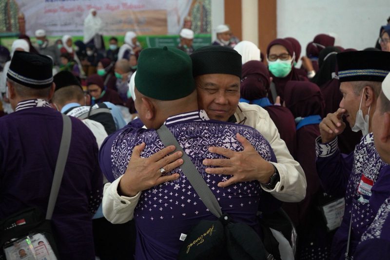 Sanak keluarga jemaah haji menyambut kedatangan jemaah usai tiba di Asrama Haji Medan, Senin (23/6).