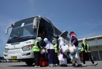 Jemaah haji Kloter 11 Debarkasi Medan, saat tiba di Bandara Kualanamu Deli Serdang menuju Asrama Haji Medan, Selasa (24/6).