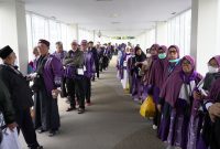 PPIH Debarkasi Medan mendampingi jemaah haji Kloter 12 JKS kembali ke Jakarta dari Bandara Kualanamu, Deli Serdang, Rabu (18/6/2025).