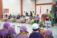 Ketua PPIH Debarkasi Medan, Ahmad Qosbi memberikan sambutan kepada jemaah haji kloter 8 di Asrama Haji Medan, Sabtu (21/6).