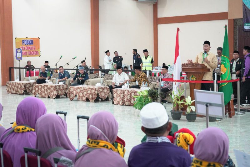 Ketua PPIH Debarkasi Medan, Ahmad Qosbi memberikan sambutan kepada jemaah haji kloter 8 di Asrama Haji Medan, Sabtu (21/6).
