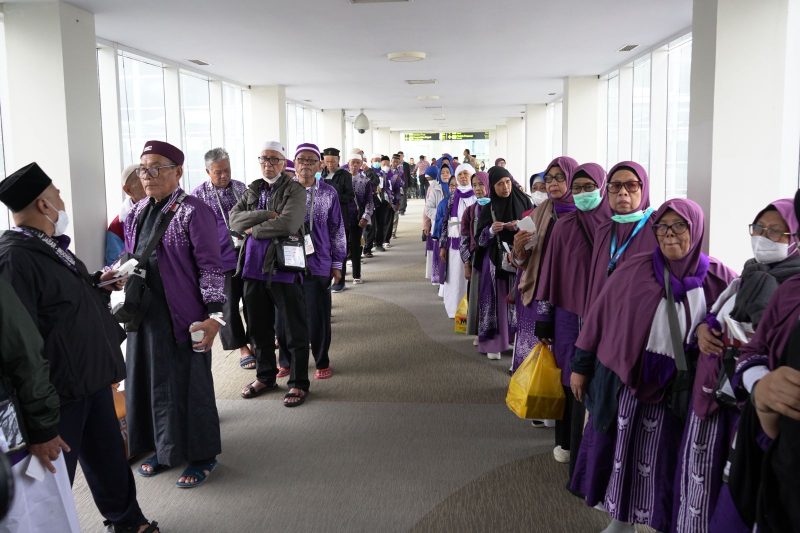 PPIH Debarkasi Medan mendampingi jemaah haji Kloter 12 JKS kembali ke Jakarta dari Bandara Kualanamu, Deli Serdang, Rabu (18/6/2025).
