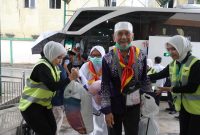 Jemaah haji Kloter 14 Debarkasi Medan, saat tiba di Asrama Haji Medan, Sabtu (28/6).