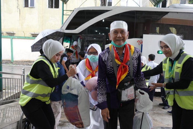 Jemaah haji Kloter 14 Debarkasi Medan, saat tiba di Asrama Haji Medan, Sabtu (28/6).