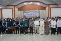 Jemaah haji Kloter 15 dan PPIH Debarkasi Medan foto bersama usai tiba di Asrama Haji Medan, Minggu (30/6) sore.
