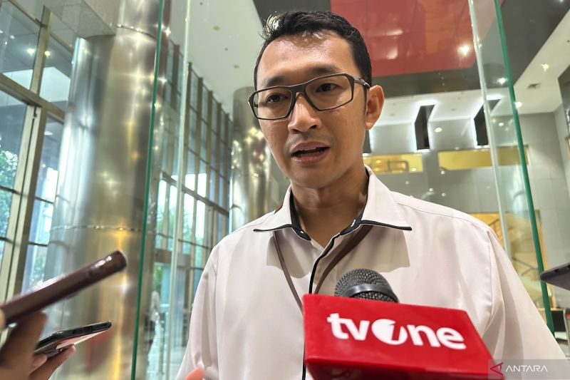 Juru Bicara Komisi Pemberantasan Korupsi Budi Prasetyo saat memberikan keterangan di Gedung Merah Putih KPK, Jakarta, Senin (23/6). Foto: Antara