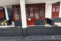 KPK menyegel kantor Dalihan Natolu Group dalam operasi senyap OTT di Sumut, Kamis (26/6). Foto: Istimewa