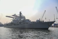 Kapal Angkatan Laut Kerajaan Inggris (HMS) Richmond melintas untuk melakukan kunjungan ke Indonesia di Dermaga Pelabuhan Tanjung Priok, Jakarta, Rabu (25/6/2025). Foto: Antara