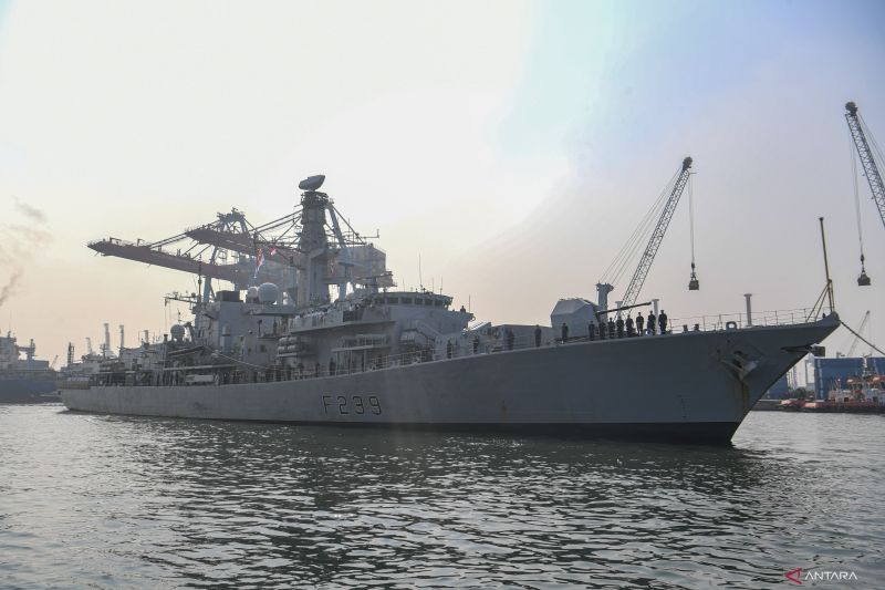Kapal Angkatan Laut Kerajaan Inggris (HMS) Richmond melintas untuk melakukan kunjungan ke Indonesia di Dermaga Pelabuhan Tanjung Priok, Jakarta, Rabu (25/6/2025). Foto: Antara