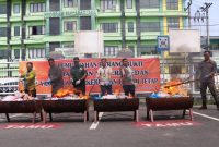 Kejari Medan memusnahkan barang bukti narkotika di halaman Kantor Kejari Medan, Kamis (26/6).