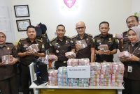 Pidsus Kejati Sumut menerima penitipan uang kerugian negara sebesar Rp3,5 miliar dari perkara korupsi ADD di Kota Padangsidimpuan, Senin (23/6).
