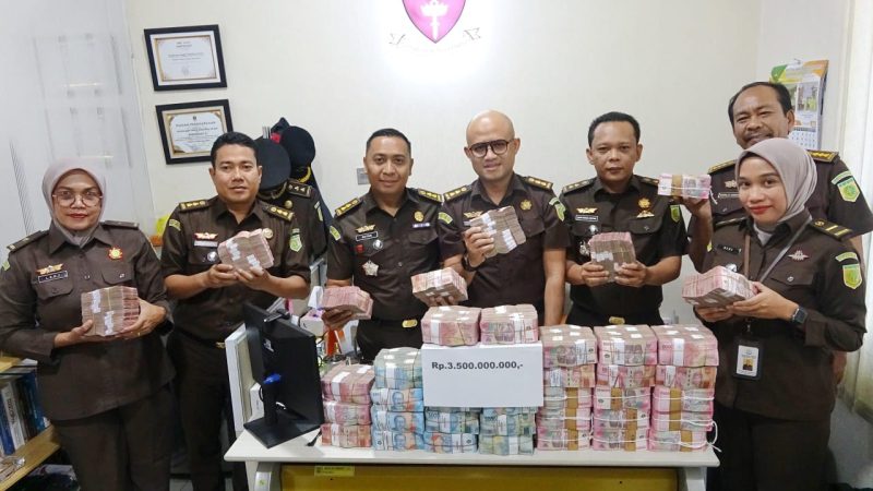 Pidsus Kejati Sumut menerima penitipan uang kerugian negara sebesar Rp3,5 miliar dari perkara korupsi ADD di Kota Padangsidimpuan, Senin (23/6).