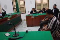 Eks Kadis Kominfo Taput dan PPK, terdakwa kasus korupsi menjalani sidang putusan di Pengadilan Tipikor Medan, Senin (30/6).