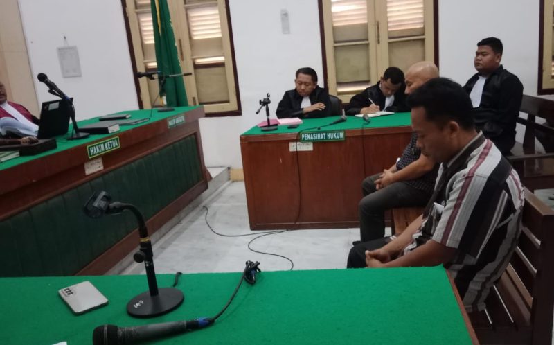 Eks Kadis Kominfo Taput dan PPK, terdakwa kasus korupsi menjalani sidang putusan di Pengadilan Tipikor Medan, Senin (30/6).