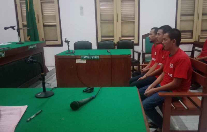 Tiga terdakwa kurir ganja menjalani sidang pembacaan dakwaan di PN Medan, Rabu (25/6).