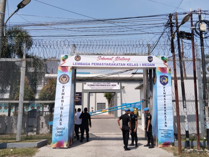 Suasana pintu masuk Lapas Kelas I Medan di jaga petugas Lapas, Rabu (25/6).
