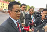 Menteri Luar Negeri Sugiono memberikan keterangan pers di pelataran hotel tempat Presiden RI Prabowo Subianto menginap di St. Petersburg, Rusia, Rabu (18/6/2025). Foto: Antara/Genta Tenri Mawangi
