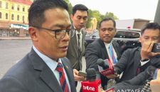 Menteri Luar Negeri Sugiono memberikan keterangan pers di pelataran hotel tempat Presiden RI Prabowo Subianto menginap di St. Petersburg, Rusia, Rabu (18/6/2025). Foto: Antara/Genta Tenri Mawangi