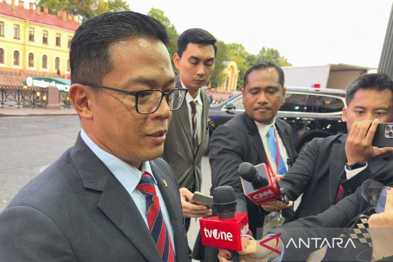Menteri Luar Negeri Sugiono memberikan keterangan pers di pelataran hotel tempat Presiden RI Prabowo Subianto menginap di St. Petersburg, Rusia, Rabu (18/6/2025). Foto: Antara/Genta Tenri Mawangi