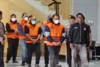 Petugas menggiring lima tersangka kasus dugaan korupsi dalam proyek pembangunan jalan di Sumut di Gedung Merah Putih KPK, Jakarta, Sabtu (28/6). Foto: Antara