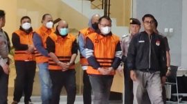 Petugas menggiring lima tersangka kasus dugaan korupsi dalam proyek pembangunan jalan di Sumut di Gedung Merah Putih KPK, Jakarta, Sabtu (28/6). Foto: Antara