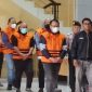 Petugas menggiring lima tersangka kasus dugaan korupsi dalam proyek pembangunan jalan di Sumut di Gedung Merah Putih KPK, Jakarta, Sabtu (28/6). Foto: Antara