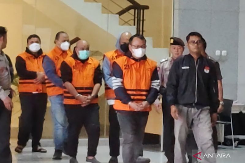 Petugas menggiring lima tersangka kasus dugaan korupsi dalam proyek pembangunan jalan di Sumut di Gedung Merah Putih KPK, Jakarta, Sabtu (28/6). Foto: Antara