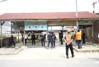 PT KAI SUmut menertibkan bangunan liar di kawasan emplasemen Stasiun Mambang Muda, Kabupaten Labuhan Batu Utara, pada Rabu (25/6). Foto: Humas PT KAI Sumut