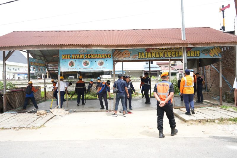 PT KAI SUmut menertibkan bangunan liar di kawasan emplasemen Stasiun Mambang Muda, Kabupaten Labuhan Batu Utara, pada Rabu (25/6). Foto: Humas PT KAI Sumut