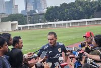 Pelatih timnas Indonesia U23, Gerald Vanenburg, menjawab pertanyaan pewarta di Stadion Madya, Jakarta, Senin (23/6/2025). Foto: Antara