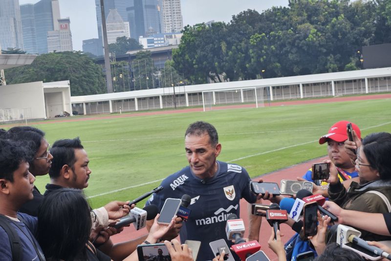 Pelatih timnas Indonesia U23, Gerald Vanenburg, menjawab pertanyaan pewarta di Stadion Madya, Jakarta, Senin (23/6/2025). Foto: Antara