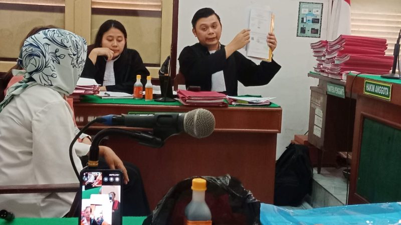 Jaksa bertanya kepada dua saksi yang dihadirkan dalam perkara pemalsuan merk.