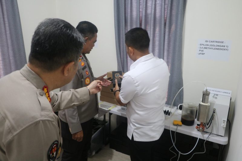 Polda Sumut membongkar pabrik liquid narkoba di sebuah apartamen mewah di kawasan Medan Barat. Foto: Humas Polda Sumut