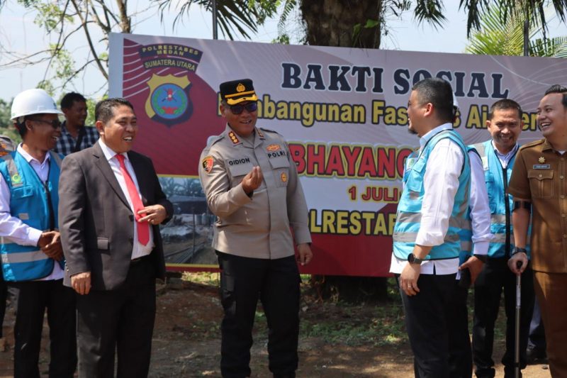 Polrestabes Medan melakukan baksos di Gereja HKBP Nazareth, Jalan Kampung Karo, Patumbak, Deli Serdang, Selasa (24/6).