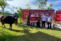Program CSR Idul Adha 1446 H Telkomsel: Penyerahan simbolis bantuan Iduladha (4/6) secara hybrid dihadiri Direktur Network Telkomsel, Indra Mardiatna; perwakilan mitra strategis; serta perwakilan penerima manfaat di seluruh area kerja Telkomsel.