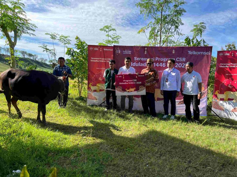Program CSR Idul Adha 1446 H Telkomsel: Penyerahan simbolis bantuan Iduladha (4/6) secara hybrid dihadiri Direktur Network Telkomsel, Indra Mardiatna; perwakilan mitra strategis; serta perwakilan penerima manfaat di seluruh area kerja Telkomsel.